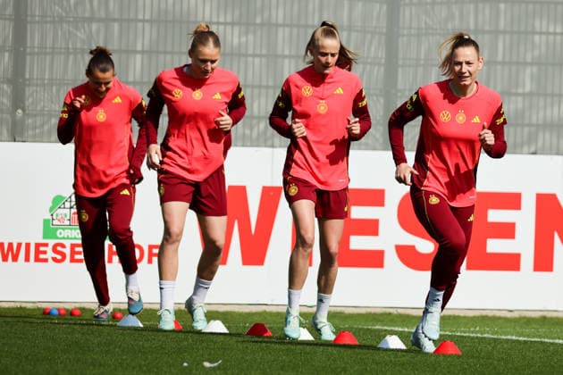 Herzogenaurach, Deutschland 16. April 2026: Vorbereitung auf das Frauen WM-Qualifikationsspiel Österreich vs. Deutschland - Training in Herzogenaurach Im Bild: v.li. Carlotta Wamser (Deutschland), Jella Veit (Deutschland), Vivien Endemann (Deutschland) und Sarai Linder (Deutschland) Copyright: HMBxMedia MadeleinexFantini