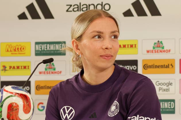 16.04.2026, xgrfx, Fussball DFB-Medientermine, Deutsche Frauennationalmannschaft - Training v.l. Elisa Senß (Deutsche Frauennationalmannschaft) (DFL DFB REGULATIONS PROHIBIT ANY USE OF PHOTOGRAPHS as IMAGE SEQUENCES and or QUASI-VIDEO) Herzogenaurach