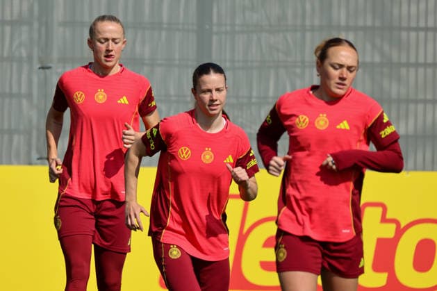 Herzogenaurach, Deutschland 16. April 2026: Vorbereitung auf das Frauen WM-Qualifikationsspiel Österreich vs. Deutschland - Training in Herzogenaurach Im Bild: v.li. Lea Schüller Schueller (Deutschland), Sarah Mattner-Trembeau (Deutschland) und Lisanne Gräwe Graewe (Deutschland) Copyright: HMBxMedia MadeleinexFantini