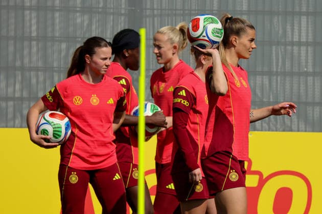 Herzogenaurach, Deutschland 16. April 2026: Vorbereitung auf das Frauen WM-Qualifikationsspiel Österreich vs. Deutschland - Training in Herzogenaurach Im Bild: v.li. Sarah Mattner-Trembleau (Deutschland) Copyright: HMBxMedia MadeleinexFantini