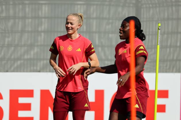 Herzogenaurach, Deutschland 16. April 2026: Vorbereitung auf das Frauen WM-Qualifikationsspiel Österreich vs. Deutschland - Training in Herzogenaurach Im Bild: v.li. Lea Schüller Schueller (Deutschland) und Nicole Anyomi (Deutschland) Copyright: HMBxMedia MadeleinexFantini
