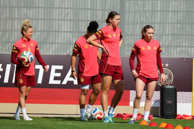 Herzogenaurach, Deutschland 16. April 2026: Vorbereitung auf das Frauen WM-Qualifikationsspiel Österreich vs. Deutschland - Training in Herzogenaurach Im Bild: v.li. Linda Dallmann (Deutschland), Larissa Mühlhaus Muehlhaus (Deutschland) und Elisa Senß Senss (Deutschland) Copyright: HMBxMedia MadeleinexFantini