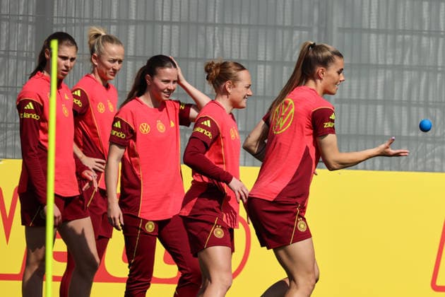 Herzogenaurach, Deutschland 16. April 2026: Vorbereitung auf das Frauen WM-Qualifikationsspiel Österreich vs. Deutschland - Training in Herzogenaurach Im Bild: v.li. Jule Brand (Deutschland), Lea Schüller Schueller (Deutschland), Sarah Mattner-Trembleau (Deutschland), Lisanne Gräwe Graewe (Deutschland) und Selina Cerci (Deutschland) Copyright: HMBxMedia MadeleinexFantini