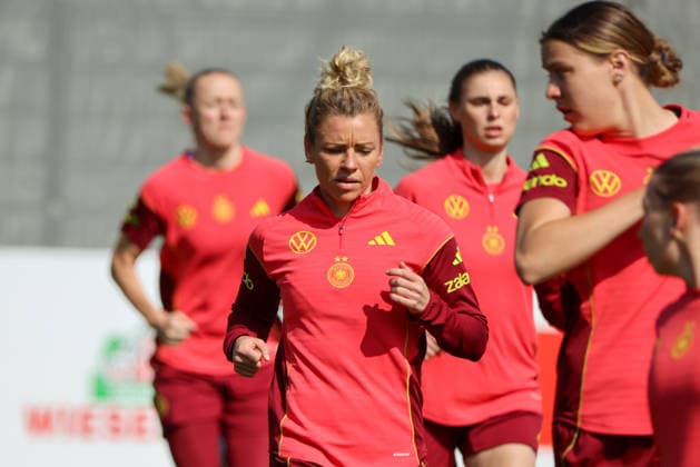 Herzogenaurach, Deutschland 16. April 2026: Vorbereitung auf das Frauen WM-Qualifikationsspiel Österreich vs. Deutschland - Training in Herzogenaurach Im Bild: Linda Dallmann (Deutschland) Copyright: HMBxMedia MadeleinexFantini