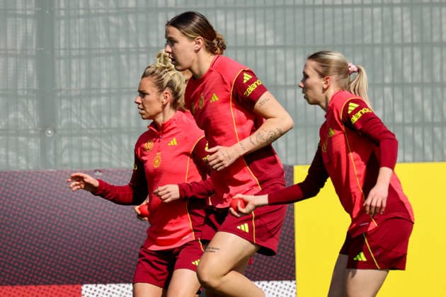 Herzogenaurach, Deutschland 16. April 2026: Vorbereitung auf das Frauen WM-Qualifikationsspiel Österreich vs. Deutschland - Training in Herzogenaurach Im Bild: v.li. Linda Dallmann (Deutschland), Larissa Mühlhaus Muehlhaus (Deutschland) und Elisa Senß Senss (Deutschland) Copyright: HMBxMedia MadeleinexFantini
