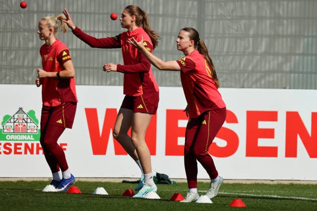 Herzogenaurach, Deutschland 16. April 2026: Vorbereitung auf das Frauen WM-Qualifikationsspiel Österreich vs. Deutschland - Training in Herzogenaurach Im Bild: v.li. Lea Schüller Schueller (Deutschland), Jule Brand (Deutschland) und Sarah Mattner-Trembleau (Deutschland) Copyright: HMBxMedia MadeleinexFantini