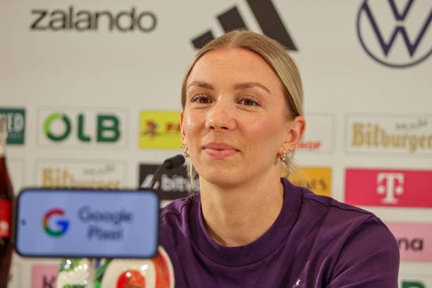Herzogenaurach, Deutschland 16. April 2026: Vorbereitung auf das Frauen WM-Qualifikationsspiel Österreich vs. Deutschland - Pressekonferenz in Herzogenaurach Im Bild: Elisa Senß Senss (Deutschland) bei der Pressekonferenz in Herzogenaurach Copyright: HMBxMedia MadeleinexFantini