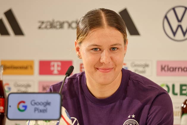 Herzogenaurach, Deutschland 16. April 2026: Vorbereitung auf das Frauen WM-Qualifikationsspiel Österreich vs. Deutschland - Pressekonferenz in Herzogenaurach Im Bild: Larissa Mühlhaus Muehlhaus (Deutschland) bei der Pressekonferenz in Herzogenaurach Copyright: HMBxMedia MadeleinexFantini
