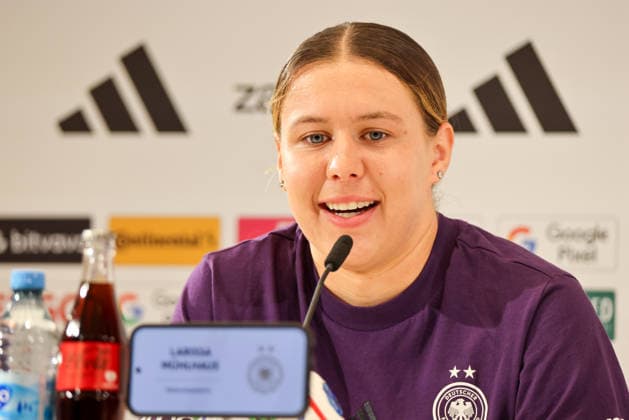 Herzogenaurach, Deutschland 16. April 2026: Vorbereitung auf das Frauen WM-Qualifikationsspiel Österreich vs. Deutschland - Pressekonferenz in Herzogenaurach Im Bild: Larissa Mühlhaus Muehlhaus (Deutschland) bei der Pressekonferenz in Herzogenaurach Copyright: HMBxMedia MadeleinexFantini