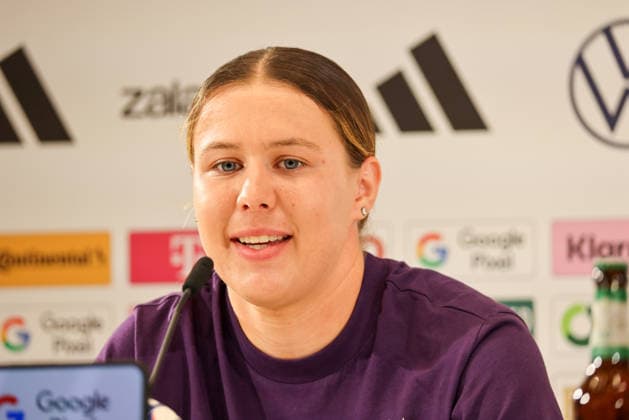 Herzogenaurach, Deutschland 16. April 2026: Vorbereitung auf das Frauen WM-Qualifikationsspiel Österreich vs. Deutschland - Pressekonferenz in Herzogenaurach Im Bild: Larissa Mühlhaus Muehlhaus (Deutschland) bei der Pressekonferenz in Herzogenaurach Copyright: HMBxMedia MadeleinexFantini
