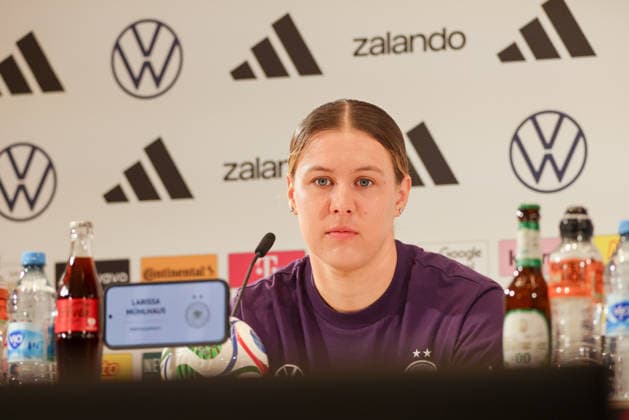 Herzogenaurach, Deutschland 16. April 2026: Vorbereitung auf das Frauen WM-Qualifikationsspiel Österreich vs. Deutschland - Pressekonferenz in Herzogenaurach Im Bild: Larissa Mühlhaus Muehlhaus (Deutschland) bei der Pressekonferenz in Herzogenaurach Copyright: HMBxMedia MadeleinexFantini