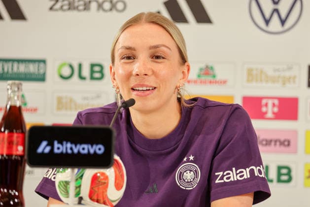 Herzogenaurach, Deutschland 16. April 2026: Vorbereitung auf das Frauen WM-Qualifikationsspiel Österreich vs. Deutschland - Pressekonferenz in Herzogenaurach Im Bild: Elisa Senß Senss (Deutschland) bei der Pressekonferenz in Herzogenaurach Copyright: HMBxMedia MadeleinexFantini
