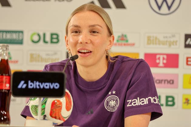 Herzogenaurach, Deutschland 16. April 2026: Vorbereitung auf das Frauen WM-Qualifikationsspiel Österreich vs. Deutschland - Pressekonferenz in Herzogenaurach Im Bild: Elisa Senß Senss (Deutschland) bei der Pressekonferenz in Herzogenaurach Copyright: HMBxMedia MadeleinexFantini