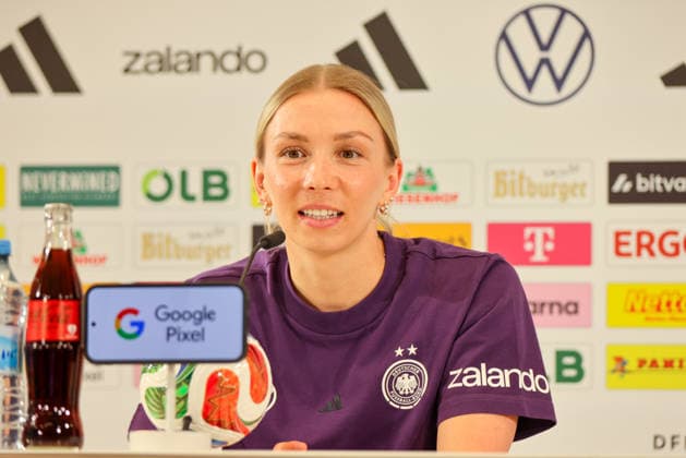 Herzogenaurach, Deutschland 16. April 2026: Vorbereitung auf das Frauen WM-Qualifikationsspiel Österreich vs. Deutschland - Pressekonferenz in Herzogenaurach Im Bild: Elisa Senß Senss (Deutschland) bei der Pressekonferenz in Herzogenaurach Copyright: HMBxMedia MadeleinexFantini