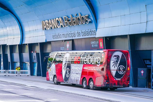 Spanien: Fussball UEFA Europa-League 2025 - 2026, Viertelfinale (Rückspiel) - Celta Vigo vs SC Freiburg - Balaidos (Vigo): Mannschaftsbus, Teambus, SC Freiburg, Vereinslogo, Schriftzug scfreiburg, Busdesign, Sponsoren, Werbung, Wirtschaft, Schriftzug JOBRAD, Fahrzeug, Ankunft Mannschaft, Spieltag, UEFA Europa League, Stadion, Sportstätte, Estadio Balaidos, Außenansicht, Schriftzug ABANCA Balaidos, estadio municipal de balaidos, Schriftzug CONCELLO DE VIGO, Infrastruktur, Zufahrt, Sicherheitsabsperrung, Polizei, Ordner, Ausrüstung, Equipment, Mobilität Copyright: xJOERANxSTEINSIEKx