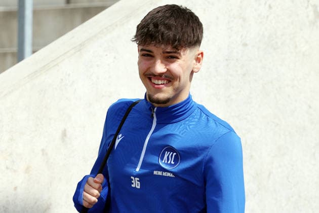 16.04.2026, xrekx, Fussball 2.Bundesliga , Karlsruher SC - Training v.l. Rafael Pinto Pedrosa (Karlsruher SC) lacht, laechelt, positiv, zufrieden, laughs, smiles, positive, satisfied (DFL DFB REGULATIONS PROHIBIT ANY USE OF PHOTOGRAPHS as IMAGE SEQUENCES and or QUASI-VIDEO) Karlsruhe