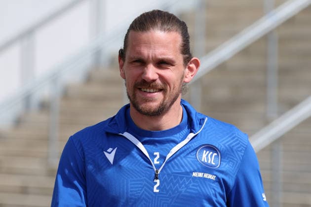 16.04.2026, xrekx, Fussball 2.Bundesliga , Karlsruher SC - Training v.l. Sebastian Jung (Karlsruher SC) lacht, laechelt, positiv, zufrieden, laughs, smiles, positive, satisfied (DFL DFB REGULATIONS PROHIBIT ANY USE OF PHOTOGRAPHS as IMAGE SEQUENCES and or QUASI-VIDEO) Karlsruhe