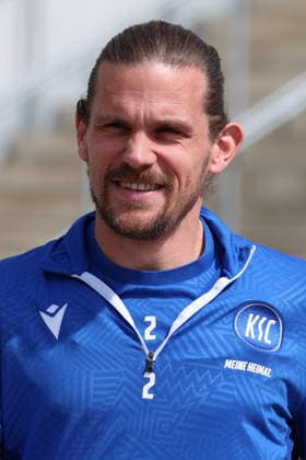 16.04.2026, xrekx, Fussball 2.Bundesliga , Karlsruher SC - Training v.l. Sebastian Jung (Karlsruher SC) lacht, laechelt, positiv, zufrieden, laughs, smiles, positive, satisfied (DFL DFB REGULATIONS PROHIBIT ANY USE OF PHOTOGRAPHS as IMAGE SEQUENCES and or QUASI-VIDEO) Karlsruhe