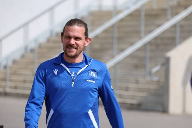 16.04.2026, xrekx, Fussball 2.Bundesliga , Karlsruher SC - Training v.l. Sebastian Jung (Karlsruher SC) lacht, laechelt, positiv, zufrieden, laughs, smiles, positive, satisfied (DFL DFB REGULATIONS PROHIBIT ANY USE OF PHOTOGRAPHS as IMAGE SEQUENCES and or QUASI-VIDEO) Karlsruhe