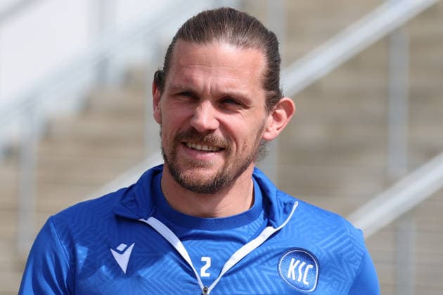 16.04.2026, xrekx, Fussball 2.Bundesliga , Karlsruher SC - Training v.l. Sebastian Jung (Karlsruher SC) lacht, laechelt, positiv, zufrieden, laughs, smiles, positive, satisfied (DFL DFB REGULATIONS PROHIBIT ANY USE OF PHOTOGRAPHS as IMAGE SEQUENCES and or QUASI-VIDEO) Karlsruhe