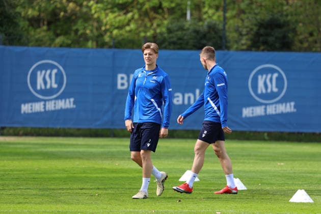 16.04.2026, xrekx, Fussball 2.Bundesliga , Karlsruher SC - Training v.l. Dzenis Burnic (Karlsruher SC) Marvin Wanitzek (Karlsruher SC) (DFL DFB REGULATIONS PROHIBIT ANY USE OF PHOTOGRAPHS as IMAGE SEQUENCES and or QUASI-VIDEO) Karlsruhe
