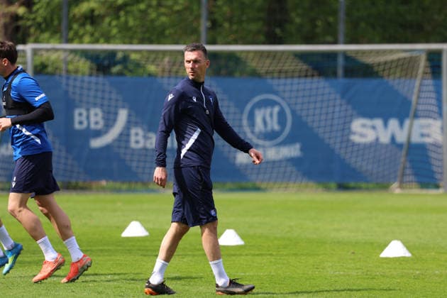16.04.2026, xrekx, Fussball 2.Bundesliga , Karlsruher SC - Training v.l. Christian Eichner Trainer (Karlsruher SC) (DFL DFB REGULATIONS PROHIBIT ANY USE OF PHOTOGRAPHS as IMAGE SEQUENCES and or QUASI-VIDEO) Karlsruhe