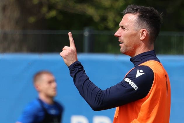 16.04.2026, xrekx, Fussball 2.Bundesliga , Karlsruher SC - Training v.l. Christian Eichner Trainer (Karlsruher SC) gibt Anweisungen, gestikuliert, mit den Armen gestikulieren gives instructions, gesticulate (DFL DFB REGULATIONS PROHIBIT ANY USE OF PHOTOGRAPHS as IMAGE SEQUENCES and or QUASI-VIDEO) Karlsruhe