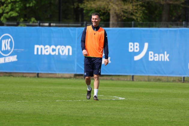 16.04.2026, xrekx, Fussball 2.Bundesliga , Karlsruher SC - Training v.l. Christian Eichner Trainer (Karlsruher SC) lacht, laechelt, positiv, zufrieden, laughs, smiles, positive, satisfied (DFL DFB REGULATIONS PROHIBIT ANY USE OF PHOTOGRAPHS as IMAGE SEQUENCES and or QUASI-VIDEO) Karlsruhe