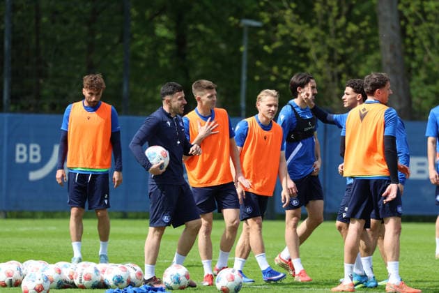 16.04.2026, xrekx, Fussball 2.Bundesliga , Karlsruher SC - Training v.l. Fabian Schleusener (Karlsruher SC) Marvin Wanitzek (Karlsruher SC) Andreas Müller Mueller (Karlsruher SC) (DFL DFB REGULATIONS PROHIBIT ANY USE OF PHOTOGRAPHS as IMAGE SEQUENCES and or QUASI-VIDEO) Karlsruhe