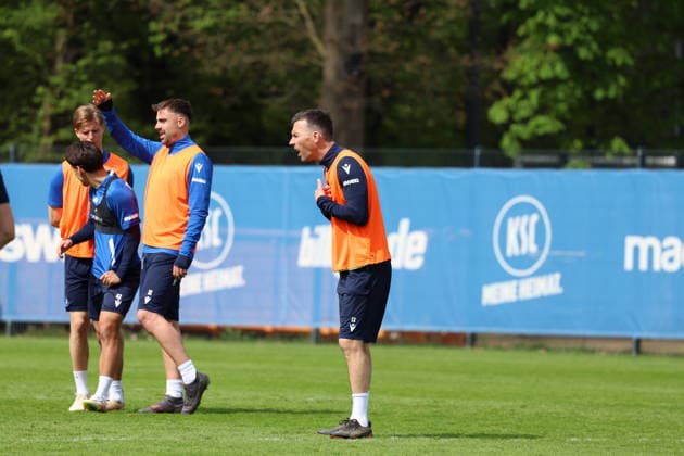 16.04.2026, xrekx, Fussball 2.Bundesliga , Karlsruher SC - Training v.l. Christian Eichner Trainer (Karlsruher SC) (DFL DFB REGULATIONS PROHIBIT ANY USE OF PHOTOGRAPHS as IMAGE SEQUENCES and or QUASI-VIDEO) Karlsruhe