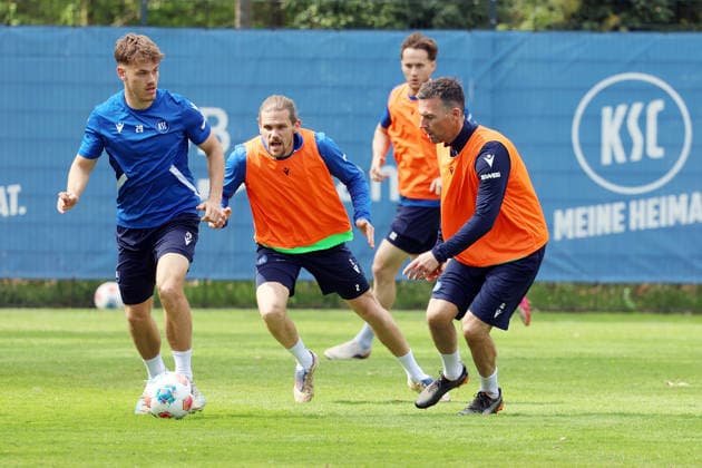 16.04.2026, xrekx, Fussball 2.Bundesliga , Karlsruher SC - Training v.l. Niclas Dühring Duering (Karlsruher SC) Sebastian Jung (Karlsruher SC) Christoph Kobald (Karlsruher SC) Christian Eichner Trainer (Karlsruher SC) (DFL DFB REGULATIONS PROHIBIT ANY USE OF PHOTOGRAPHS as IMAGE SEQUENCES and or QUASI-VIDEO) Karlsruhe