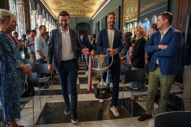 La Copa del Rey de Fútbol llega a Sevilla El excapitán del Atlético de Madrid, Gabi (i), junto al excentrocampista de la Real Sociedad, Xabi Prieto (d), portan la Copa del Rey a su llegada al Palacio de San Telmo en Sevilla donde tiene lugar el acto oficial de recibimiento. A 16 de abril de 2026 en Sevilla (Andalucía, Espana). El estadio de La Cartuja de Sevilla acoge por séptima vez consecutiva una final de la Copa del Rey de Fútbol, este ano el Atlético de Madrid se medirá con la Real Sociedad en un encuentro que tendrá lugar a partir de las 21,00h de este próximo sábado, 18 de Abril. Cabe recordar que los colchoneros han conquistado la copa en 10 ocasiones, frente a las tres de la Real sociedad. 16 ABRIL 2026 Francisco J. Sevilla (Andalucia, Espana) Sevilla (Andalucia, Espana) Espana *** The Copa del Rey Football Cup arrives in Seville The former Atlético de Madrid captain, Gabi i , along with the former Real Sociedad midfielder, Xabi Prieto d , carry the Copa del Rey on their arrival at the Palacio de San Telmo in Seville where the official act of reception takes place On April 16, 2026 in Seville Andalusia, Spain The La Cartuja stadium in Seville hosts for the seventh consecutive time a final of the Copa del Rey Football Cup, This year Atletico de Madrid will face Real Sociedad in a match that will take place from 21.00h this coming Saturday, April 18 It is worth remembering that the colchoneros have won the cup on 10 occasions, compared to the three of Real Sociedad 16 APRIL 2026 Francisco J Sevilla Andalucia, Espana Sevilla Andalucia, Espana Espana Espana  Copyright: xFranciscoxJ.xOlmox 7445988