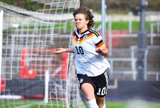 Fußball UEFA U19-Juniorinnen EM-Qualifikation: Deutschland - Frankreich am 16.04.2026 im Stadion Uhlenkrug in Essen Torjubel zum 1:0 durch Rosa Rückert ( Deutschland ) DFB regulations prohibit any use of photographs as image sequences and or quasi-video. Nordrhein-Westfalen Deutschland
