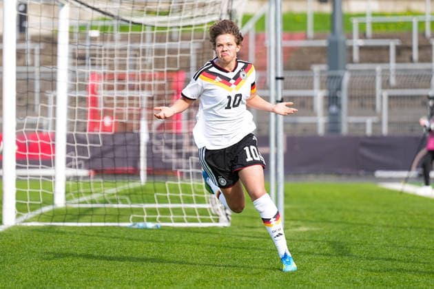 16.04.2026, xydrx, Fußball, Länderspiel, EM-Qualifikation U19-Frauen, Deutschland - Frankreich, Uhlenkrug-Stadion: Torjubel nach dem Tor zum 1:0 für Deutschland durch Torschütze Rosa Rueckert (GER, 10) DFB regulations prohibit any use of photographs as image sequences and or quasi-video. Copyright: HMBxMedia YannisxDreimann