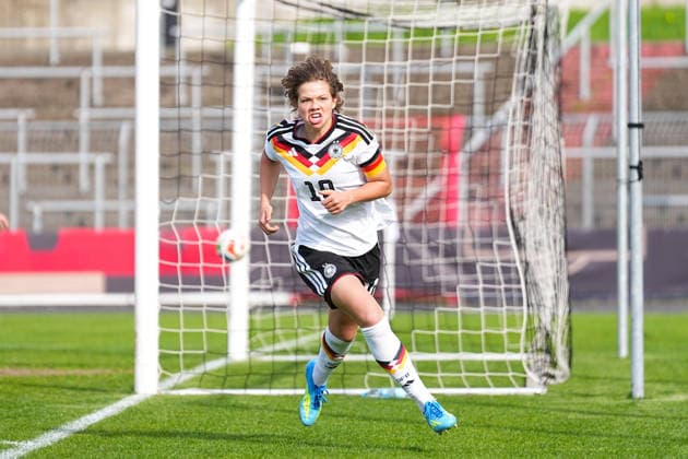 16.04.2026, xydrx, Fußball, Länderspiel, EM-Qualifikation U19-Frauen, Deutschland - Frankreich, Uhlenkrug-Stadion: Torjubel nach dem Tor zum 1:0 für Deutschland durch Torschütze Rosa Rueckert (GER, 10) DFB regulations prohibit any use of photographs as image sequences and or quasi-video. Copyright: HMBxMedia YannisxDreimann