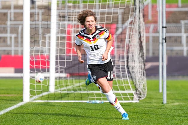 16.04.2026, xydrx, Fußball, Länderspiel, EM-Qualifikation U19-Frauen, Deutschland - Frankreich, Uhlenkrug-Stadion: Torjubel nach dem Tor zum 1:0 für Deutschland durch Torschütze Rosa Rueckert (GER, 10) DFB regulations prohibit any use of photographs as image sequences and or quasi-video. Copyright: HMBxMedia YannisxDreimann