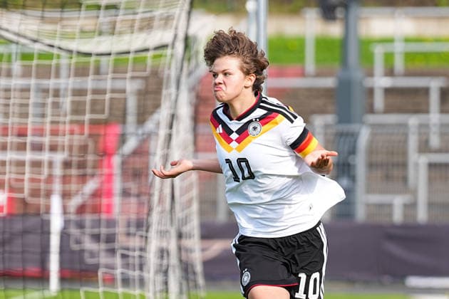 16.04.2026, xydrx, Fußball, Länderspiel, EM-Qualifikation U19-Frauen, Deutschland - Frankreich, Uhlenkrug-Stadion: Torjubel nach dem Tor zum 1:0 für Deutschland durch Torschütze Rosa Rueckert (GER, 10) DFB regulations prohibit any use of photographs as image sequences and or quasi-video. Copyright: HMBxMedia YannisxDreimann