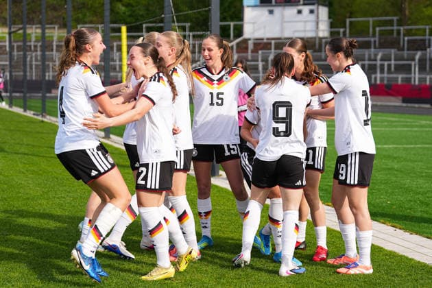 16.04.2026, xydrx, Fußball, Länderspiel, EM-Qualifikation U19-Frauen, Deutschland - Frankreich, Uhlenkrug-Stadion: Torjubel nach dem Tor zum 1:0 für Deutschland durch Torschütze Rosa Rueckert (GER, 10) zusammen mit Lina Szaraz (GER,4) und Felicia Straeßer (GER, 2) Maj Schneider (GER, 15) Leonie Koepp (GER, 9) Laila Portella (GER, 19) DFB regulations prohibit any use of photographs as image sequences and or quasi-video. Copyright: HMBxMedia YannisxDreimann