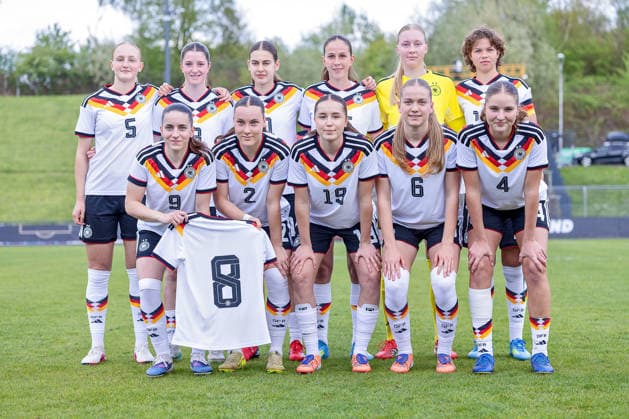 16.04.2026, Essen, Fußball, UEFA Womens UNDER 19 Championship qualification, Germany - France, Stadion Uhlenkrug, Saison 2025 2026: Gruppenbild Mannschaftsbild Startelf Deutschland DFB regulations prohibit any use of photographs as image sequences and or quasi-video. Nordrhein-Westfalen Deutschland *** 16 04 2026, Essen, Football, UEFA Womens UNDER 19 Championship qualification, Germany France, Stadion Uhlenkrug, Saison 2025 2026 Gruppenbild Mannschaftsbild Startelf Deutschland DFB regulations prohibit any use of photographs as image sequences and or quasi video Nordrhein Westfalen Germany