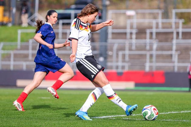 16.04.2026, Essen, Fußball, UEFA Womens UNDER 19 Championship qualification, Germany - France, Stadion Uhlenkrug, Saison 2025 2026: Torjubel nach dem Tor zum 1:0 durch Torschütze Rosa Rückert (Deutschland U19 10) DFB regulations prohibit any use of photographs as image sequences and or quasi-video. Nordrhein-Westfalen Deutschland
