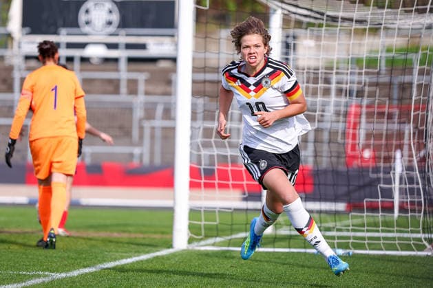 16.04.2026, Essen, Fußball, UEFA Womens UNDER 19 Championship qualification, Germany - France, Stadion Uhlenkrug, Saison 2025 2026: Torjubel nach dem Tor zum 1:0 durch Torschütze Rosa Rückert (Deutschland U19 10) DFB regulations prohibit any use of photographs as image sequences and or quasi-video. Nordrhein-Westfalen Deutschland *** 16 04 2026, Essen, Football, UEFA Womens UNDER 19 Championship qualification, Germany France, Stadion Uhlenkrug, Season 2025 2026 Goal celebration after the 1 0 goal by scorer Rosa Rückert Germany U19 10 DFB regulations prohibit any use of photographs as image sequences and or quasi video North Rhine-Westphalia Germany