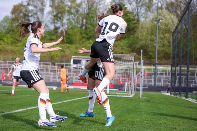 16.04.2026, Essen, Fußball, UEFA Womens UNDER 19 Championship qualification, Germany - France, Stadion Uhlenkrug, Saison 2025 2026: Torjubel nach dem Tor zum 1:0 durch Torschütze Rosa Rückert (Deutschland U19 10) zusammen mit Lotta Wrede (Deutschland U19 08) Laila Portella (Deutschland U19 19) DFB regulations prohibit any use of photographs as image sequences and or quasi-video. Nordrhein-Westfalen Deutschland