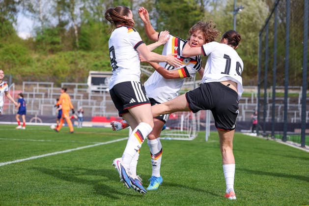 16.04.2026, Essen, Fußball, UEFA Womens UNDER 19 Championship qualification, Germany - France, Stadion Uhlenkrug, Saison 2025 2026: Torjubel nach dem Tor zum 1:0 durch Torschütze Rosa Rückert (Deutschland U19 10) zusammen mit Lotta Wrede (Deutschland U19 08) Laila Portella (Deutschland U19 19) DFB regulations prohibit any use of photographs as image sequences and or quasi-video. Nordrhein-Westfalen Deutschland