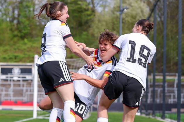 16.04.2026, Essen, Fußball, UEFA Womens UNDER 19 Championship qualification, Germany - France, Stadion Uhlenkrug, Saison 2025 2026: Torjubel nach dem Tor zum 1:0 durch Torschütze Rosa Rückert (Deutschland U19 10) zusammen mit Lotta Wrede (Deutschland U19 08) Laila Portella (Deutschland U19 19) DFB regulations prohibit any use of photographs as image sequences and or quasi-video. Nordrhein-Westfalen Deutschland