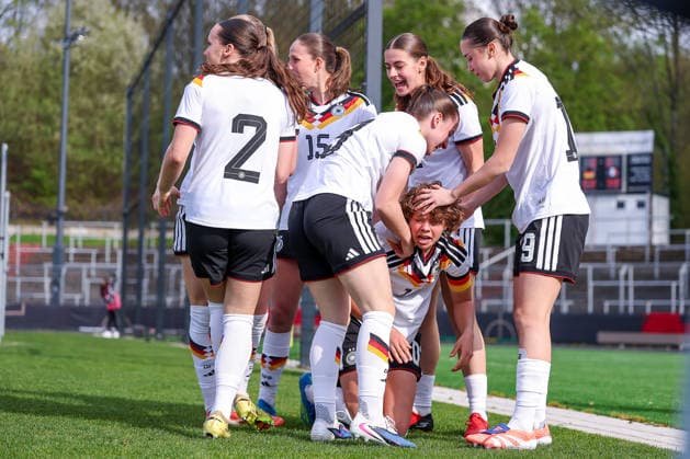 16.04.2026, Essen, Fußball, UEFA Womens UNDER 19 Championship qualification, Germany - France, Stadion Uhlenkrug, Saison 2025 2026: Torjubel nach dem Tor zum 1:0 durch Torschütze Rosa Rückert (Deutschland U19 10) zusammen mit Lotta Wrede (Deutschland U19 08) Laila Portella (Deutschland U19 19) DFB regulations prohibit any use of photographs as image sequences and or quasi-video. Nordrhein-Westfalen Deutschland