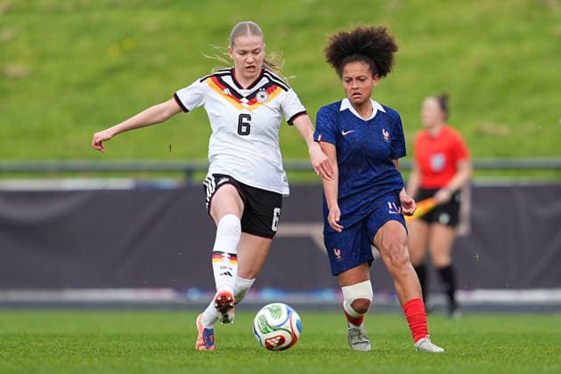 16.04.2026, xydrx, Fußball, Länderspiel, EM-Qualifikation U19-Frauen, Deutschland - Frankreich, Uhlenkrug-Stadion: Marie Gmeineder (GER, 6) im Zweikampf gegen Ornella Graziani (FRA, 10) DFB regulations prohibit any use of photographs as image sequences and or quasi-video. Copyright: HMBxMedia YannisxDreimann