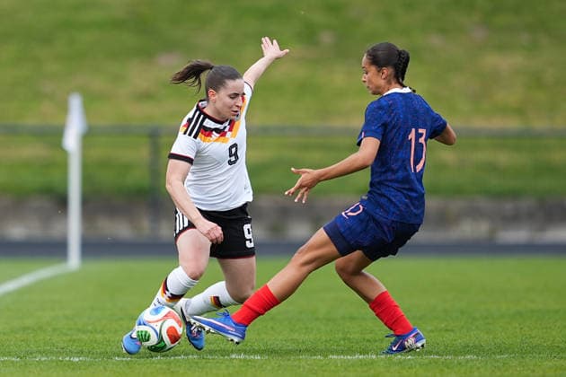 16.04.2026, xydrx, Fußball, Länderspiel, EM-Qualifikation U19-Frauen, Deutschland - Frankreich, Uhlenkrug-Stadion: Leonie Koepp (GER, 9) im Zweikampf gegen Noemie Fatier (FRA, 13) DFB regulations prohibit any use of photographs as image sequences and or quasi-video. Copyright: HMBxMedia YannisxDreimann