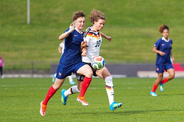16.04.2026, xydrx, Fußball, Länderspiel, EM-Qualifikation U19-Frauen, Deutschland - Frankreich, Uhlenkrug-Stadion: Juliane Denizot (FRA, 4) im Zweikampf gegen Rosa Rueckert (GER, 10) DFB regulations prohibit any use of photographs as image sequences and or quasi-video. Copyright: HMBxMedia YannisxDreimann