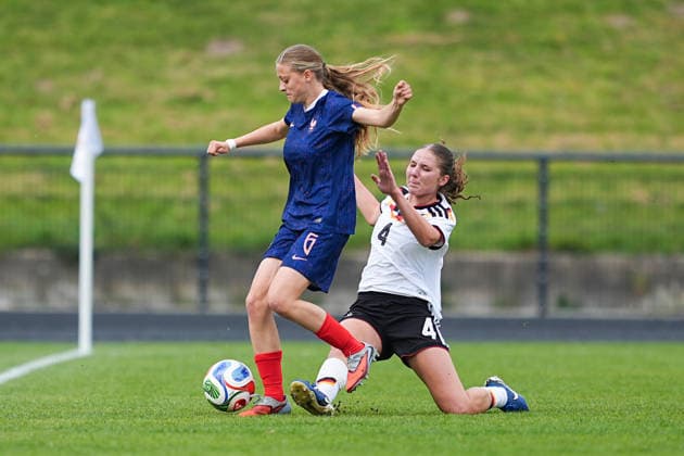 16.04.2026, xydrx, Fußball, Länderspiel, EM-Qualifikation U19-Frauen, Deutschland - Frankreich, Uhlenkrug-Stadion: Rosalie Chaine (FRA, 6) im Zweikampf gegen Lina Szaraz (GER,4)DFB regulations prohibit any use of photographs as image sequences and or quasi-video. Copyright: HMBxMedia YannisxDreimann