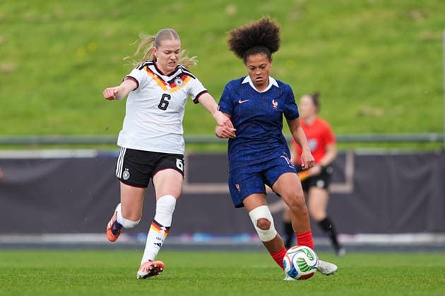 16.04.2026, xydrx, Fußball, Länderspiel, EM-Qualifikation U19-Frauen, Deutschland - Frankreich, Uhlenkrug-Stadion: Marie Gmeineder (GER, 6) im Zweikampf gegen Ornella Graziani (FRA, 10) DFB regulations prohibit any use of photographs as image sequences and or quasi-video. Copyright: HMBxMedia YannisxDreimann